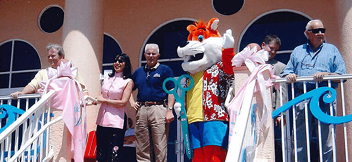 resort guests and management wave from the balcony in 2004